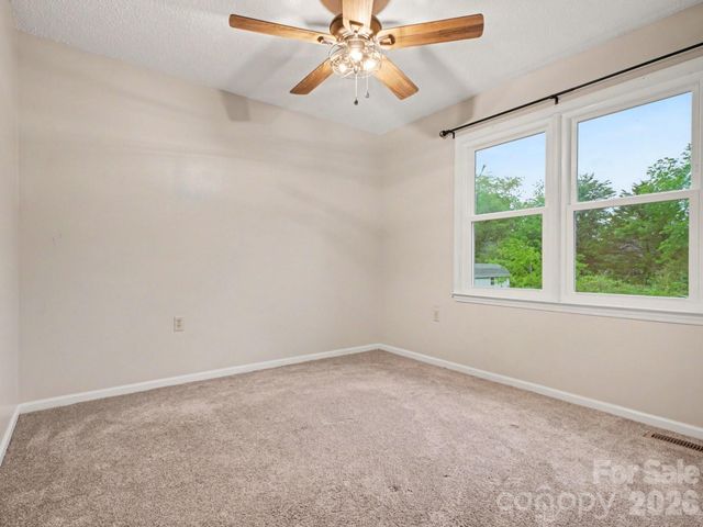 3361 47th Avenue Place NE, Hickory, NC 28601