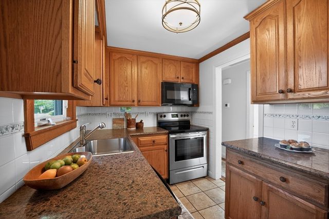 3 Rindone St, Holbrook, MA 02343