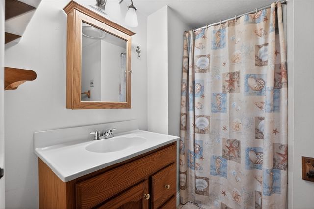 3 Rindone St, Holbrook, MA 02343