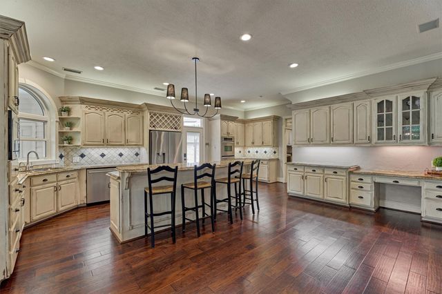 18 Treevine Court, The Woodlands, TX 77381