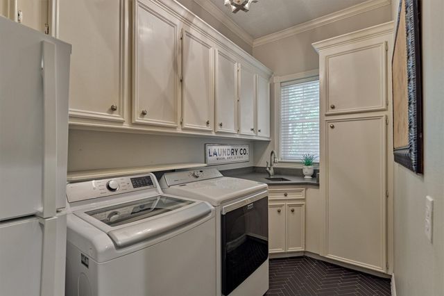 18 Treevine Court, The Woodlands, TX 77381