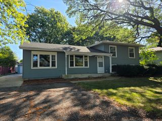 5S353 Stewart Drive, Naperville, IL 60563