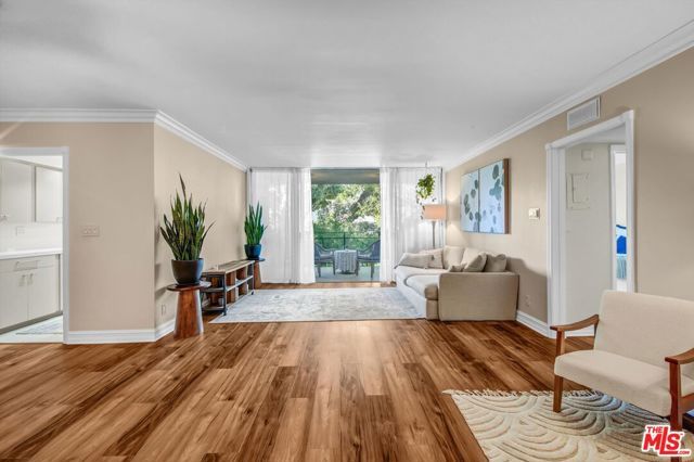 289 S Barrington Avenue A102, Los Angeles, CA 90049