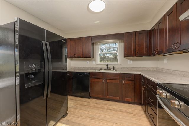 680 E State Street, Barberton, OH 44203
