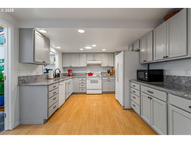 8405 Sw LORI Way, Aloha, OR 97007