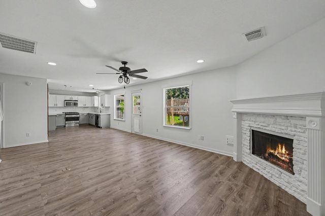 11910 Lois Lane, Pinehurst, TX 77362