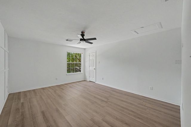 11910 Lois Lane, Pinehurst, TX 77362