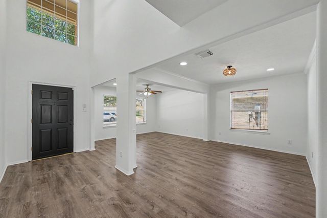 11910 Lois Lane, Pinehurst, TX 77362