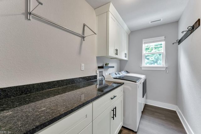 219 Dunway LN, Chesapeake, VA 23323