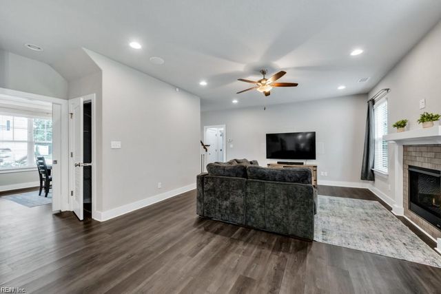 219 Dunway LN, Chesapeake, VA 23323