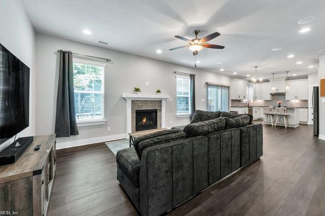 219 Dunway LN, Chesapeake, VA 23323