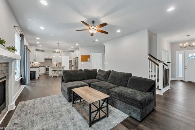 219 Dunway LN, Chesapeake, VA 23323