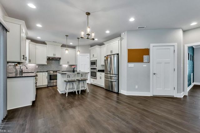 219 Dunway LN, Chesapeake, VA 23323