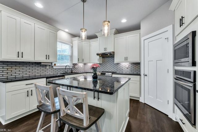 219 Dunway LN, Chesapeake, VA 23323