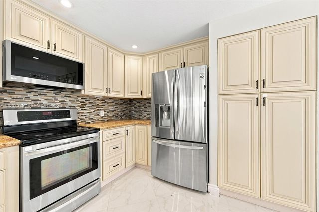 3931 NW 7th Place, Deerfield Beach, FL 33442