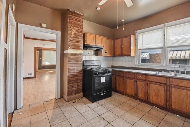 8918 S Woodlawn Avenue, Chicago, IL 60619