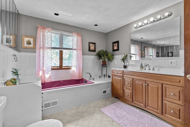 394 Lees River Ave, Somerset, MA 02725