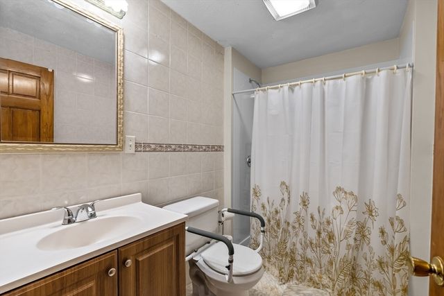 394 Lees River Ave, Somerset, MA 02725