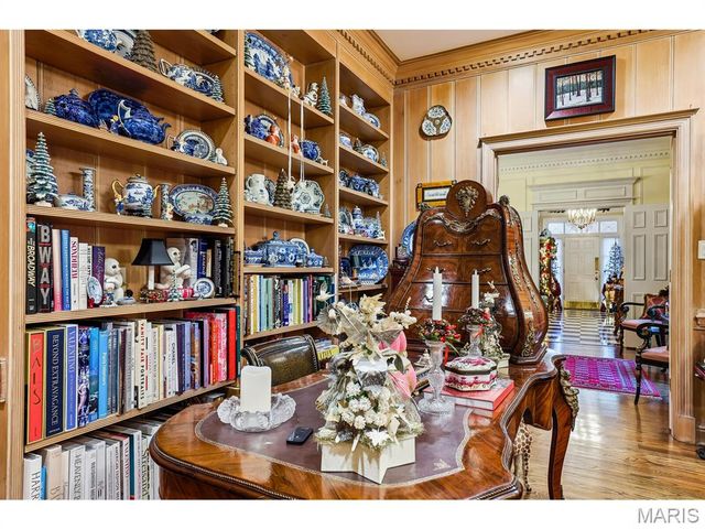 11 Chatfield Place Road, Creve Coeur, MO 63141