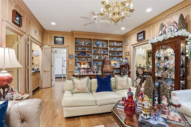 11 Chatfield Place Road, Creve Coeur, MO 63141