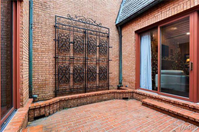 11 Chatfield Place Road, Creve Coeur, MO 63141