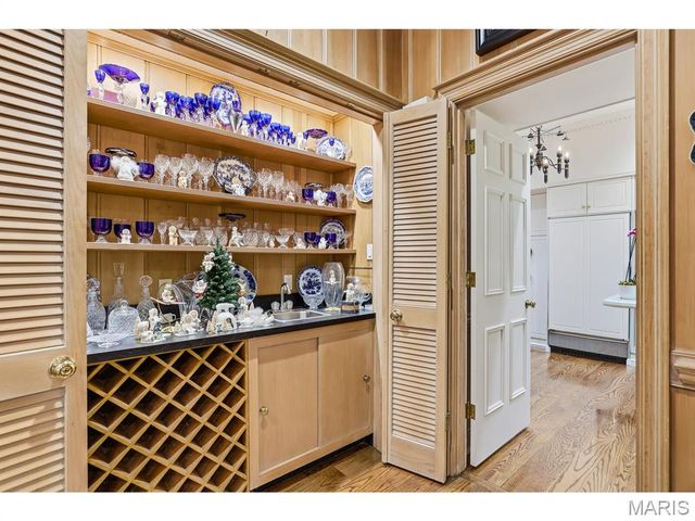 11 Chatfield Place Road, Creve Coeur, MO 63141