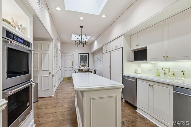 11 Chatfield Place Road, Creve Coeur, MO 63141