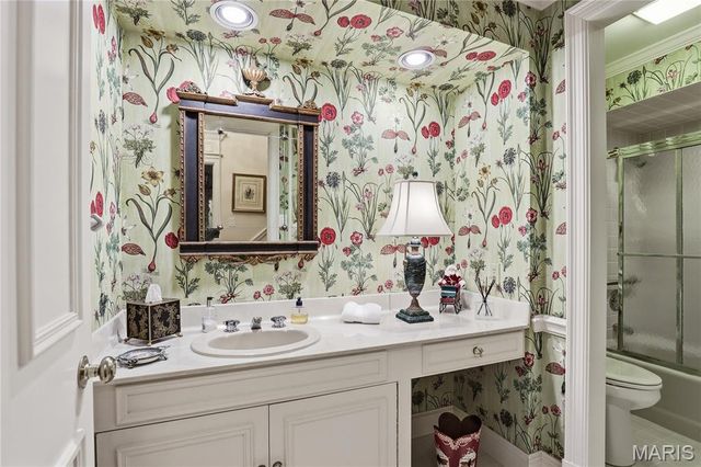 11 Chatfield Place Road, Creve Coeur, MO 63141