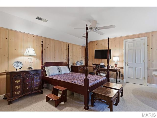 11 Chatfield Place Road, Creve Coeur, MO 63141