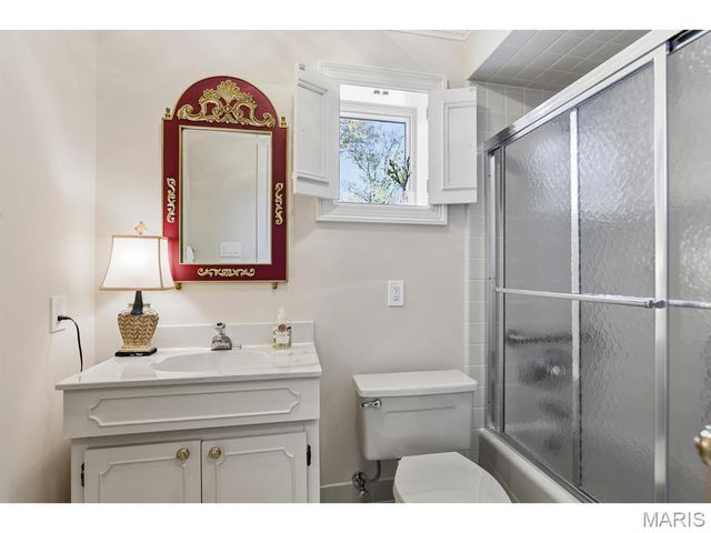 11 Chatfield Place Road, Creve Coeur, MO 63141