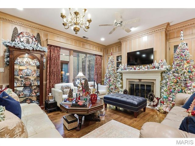 11 Chatfield Place Road, Creve Coeur, MO 63141