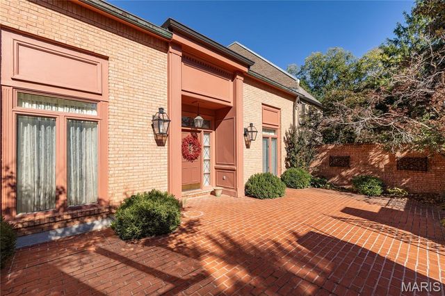 11 Chatfield Place Road, Creve Coeur, MO 63141