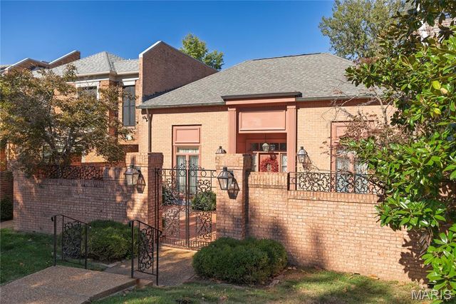 11 Chatfield Place Road, Creve Coeur, MO 63141