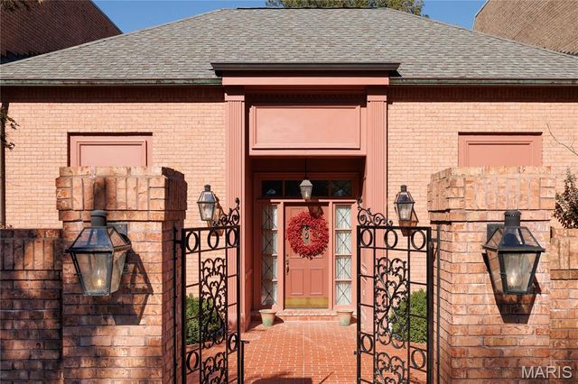 11 Chatfield Place Road, Creve Coeur, MO 63141