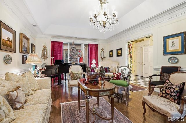 11 Chatfield Place Road, Creve Coeur, MO 63141