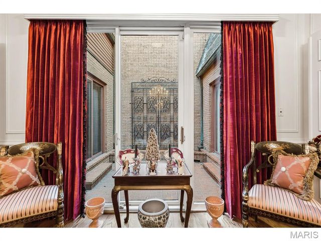 11 Chatfield Place Road, Creve Coeur, MO 63141