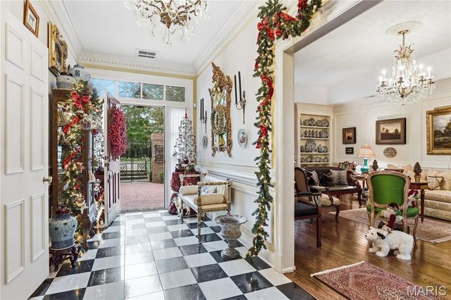 11 Chatfield Place Road, Creve Coeur, MO 63141