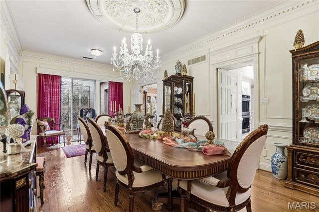 11 Chatfield Place Road, Creve Coeur, MO 63141