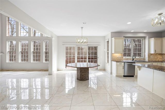 7083 Chatham Court, West Bloomfield, MI 48322