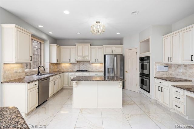 7083 Chatham Court, West Bloomfield, MI 48322