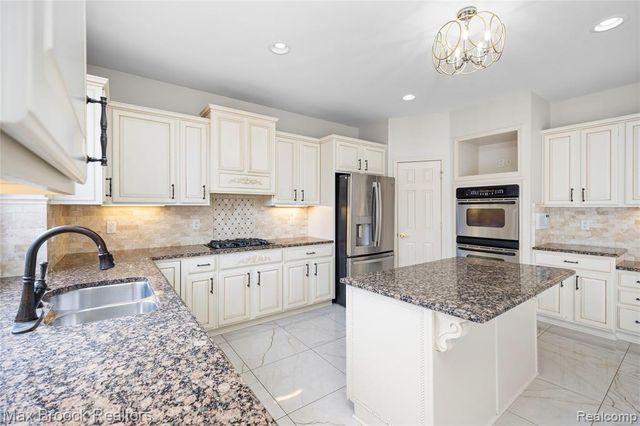 7083 Chatham Court, West Bloomfield, MI 48322