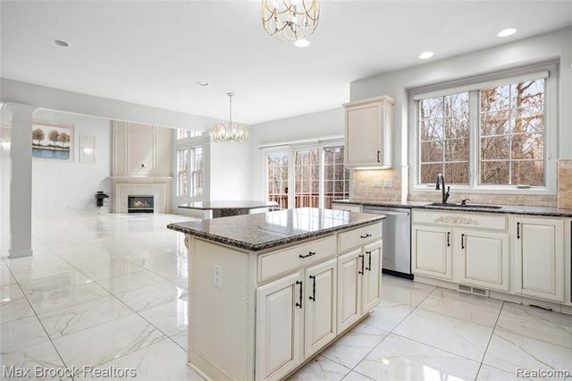 7083 Chatham Court, West Bloomfield, MI 48322