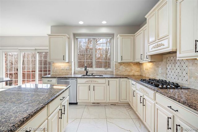 7083 Chatham Court, West Bloomfield, MI 48322