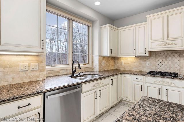 7083 Chatham Court, West Bloomfield, MI 48322