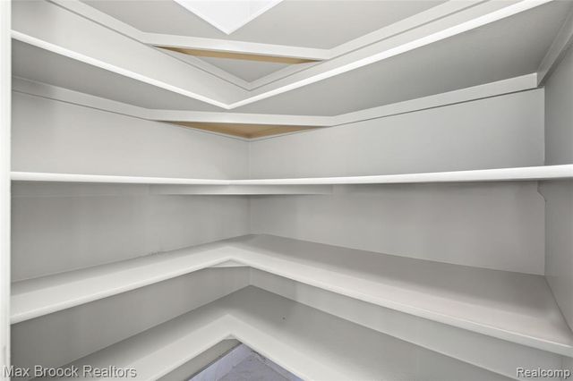 7083 Chatham Court, West Bloomfield, MI 48322