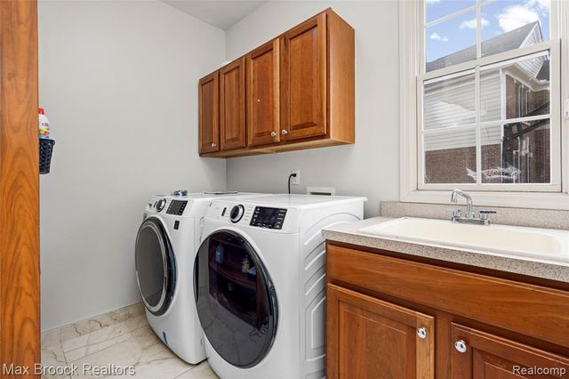 7083 Chatham Court, West Bloomfield, MI 48322