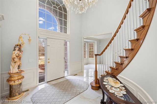 7083 Chatham Court, West Bloomfield, MI 48322