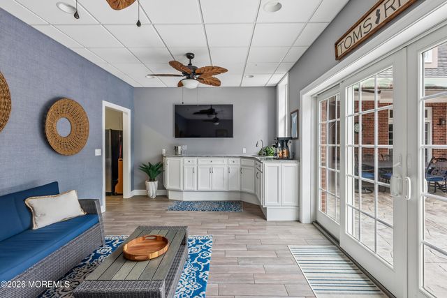 16 Pine Street, Toms River, NJ 08753