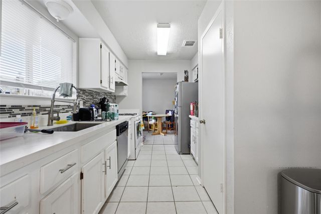 466 El Toro Lane, Webster, TX 77598