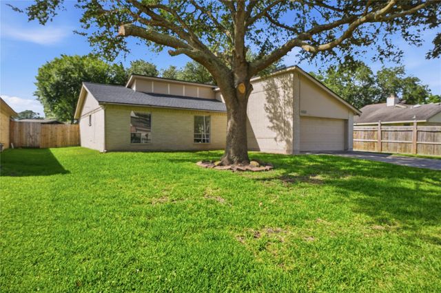 466 El Toro Lane, Webster, TX 77598